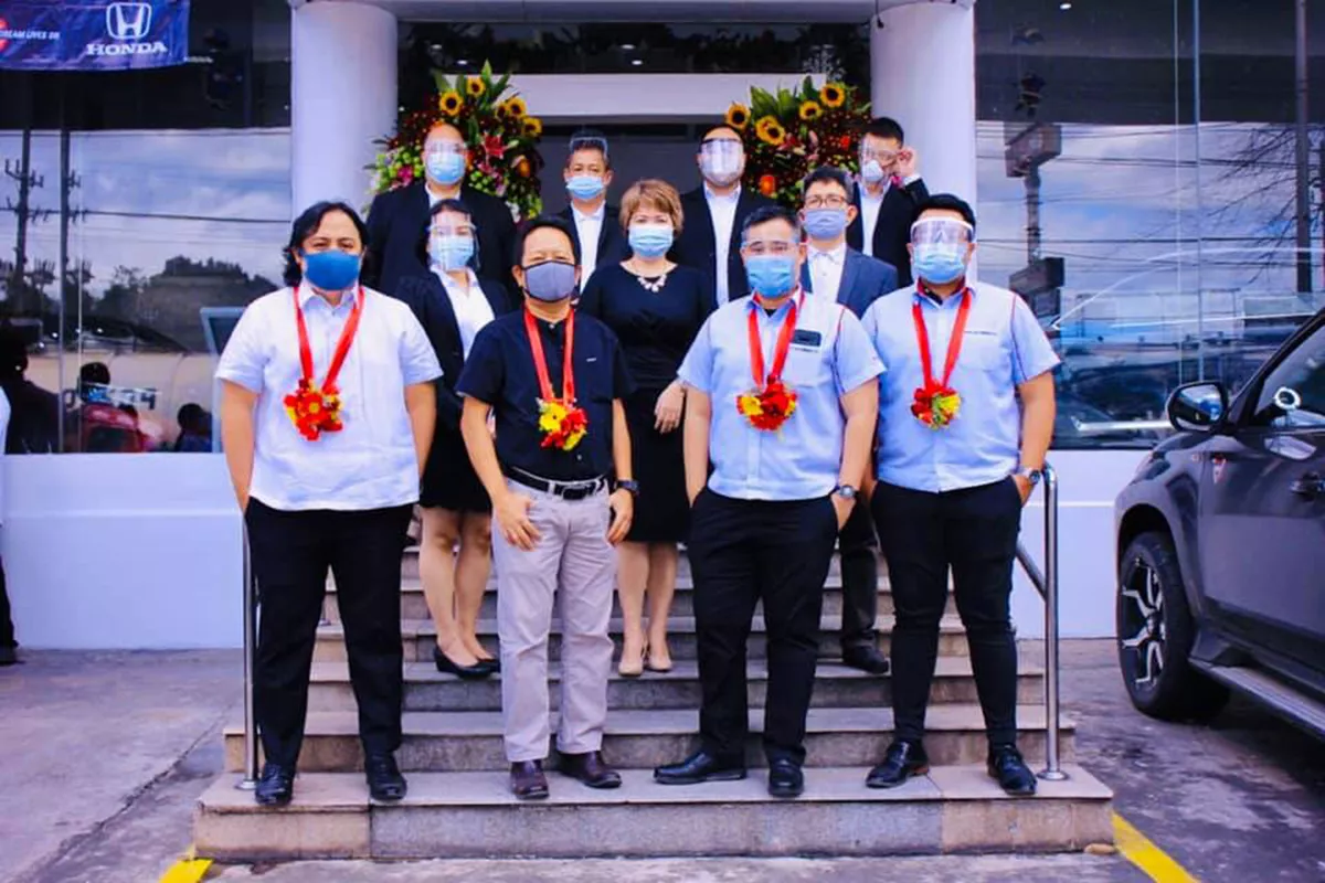 A picture of the Honda Cars Fairview staff and Honda executives
