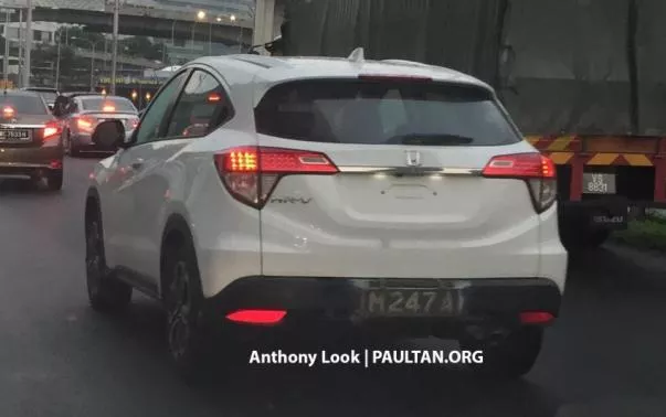 The Honda HR-V 2018 facelift’s taillights are linked by a chrome strip and retain the graphics of the pre-facelift model Honda HR-V 2018 facelift’s taillights