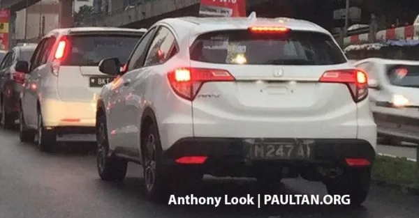 The top-of-the-line version is expected to the fresh LED headlight design Honda HR-V 2018 facelift spied shot on the road