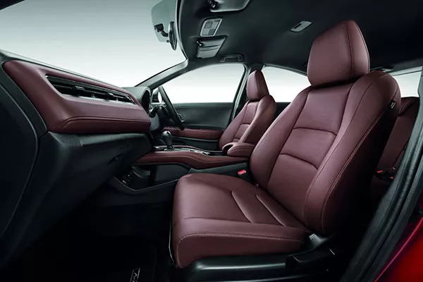A picture of the dark brown leather interior of the Honda HR-V RS from another angle
