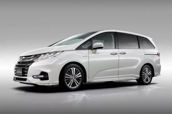 Angular front of a white Honda Odyssey 2018
