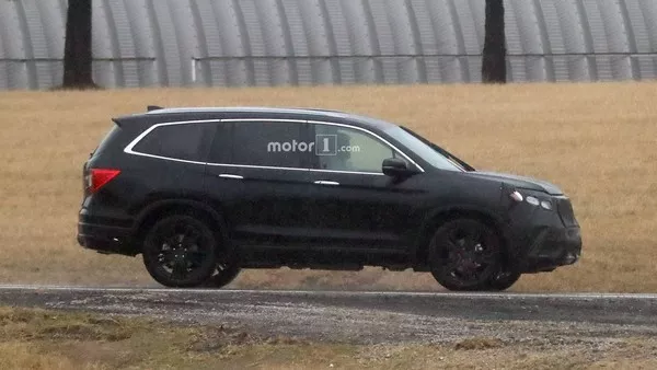 Honda Pilot 2019 spy shot side view