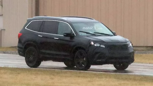 Honda Pilot 2019 spy shot angular front