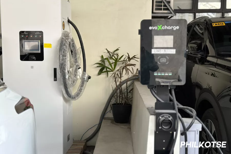 A picture of the E-HS9 charging using an EVOxTerra wall box.