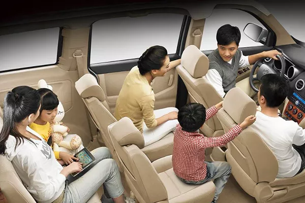 A picture of a family riding the Changan Honor S MPV