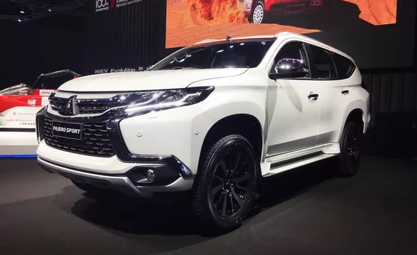 Angular front of the Mitsubishi Pajero 2019