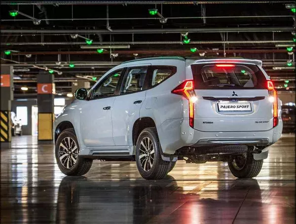 Angular rear of the Mitsubishi Pajero 2019