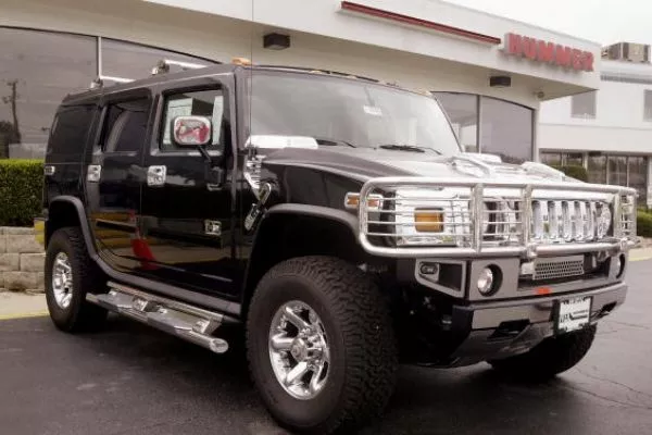 A picture of a Hummer H2 in front of a dealership