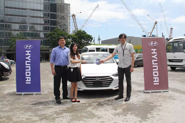  2 Hyundai representatives awarded the prize to Ms. Marchey Ann de Jesus