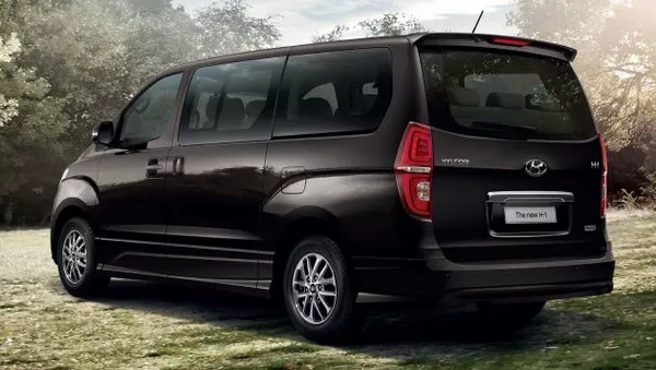 Angular rear of the Thai-spec Hyundai Grand Starex 2018 facelift