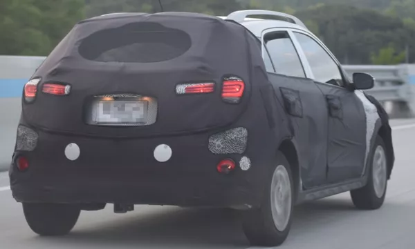spied shot of the facelifted Hyundai i20 Active 2018