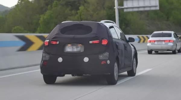 spied shot of the facelifted Hyundai i20 Active 2018 at the rear end