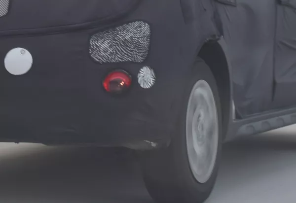 spied shot of the facelifted Hyundai i20 Active 2018