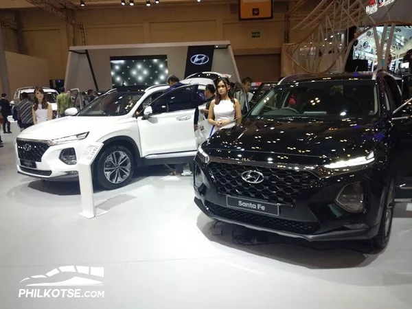 The 4th-gen model is offered 2 versions Two Hyundai Santa Fe 2019's angular fronts