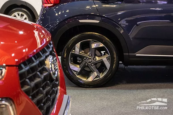 Front tire of the Hyundai Venue