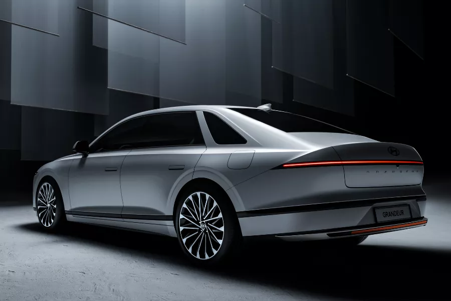 A picture of the rear of the Hyundai Grandeur