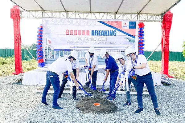 A picture of Executives doing the ground breaking.