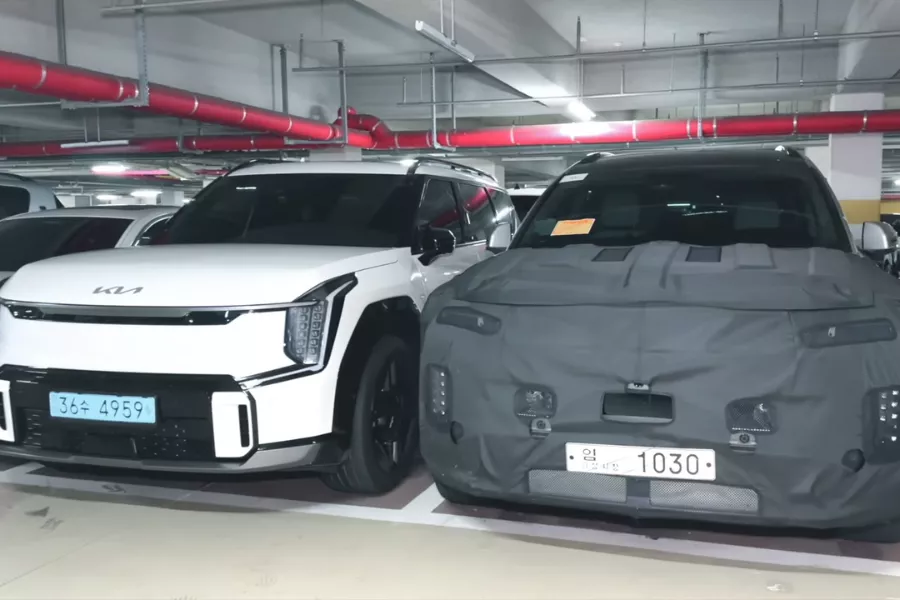 Ioniq 7 test unit (right) and the Kia EV9 (left)
