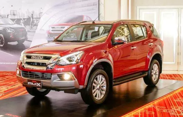 Isuzu MU-X Luxe 2018 angular front