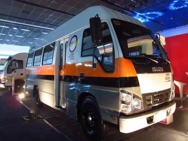 The Class III category prototype also receives help from CENTRO Isuzu Class III category prototype angular front