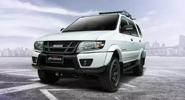 Angular front of a white Isuzu Crosswind