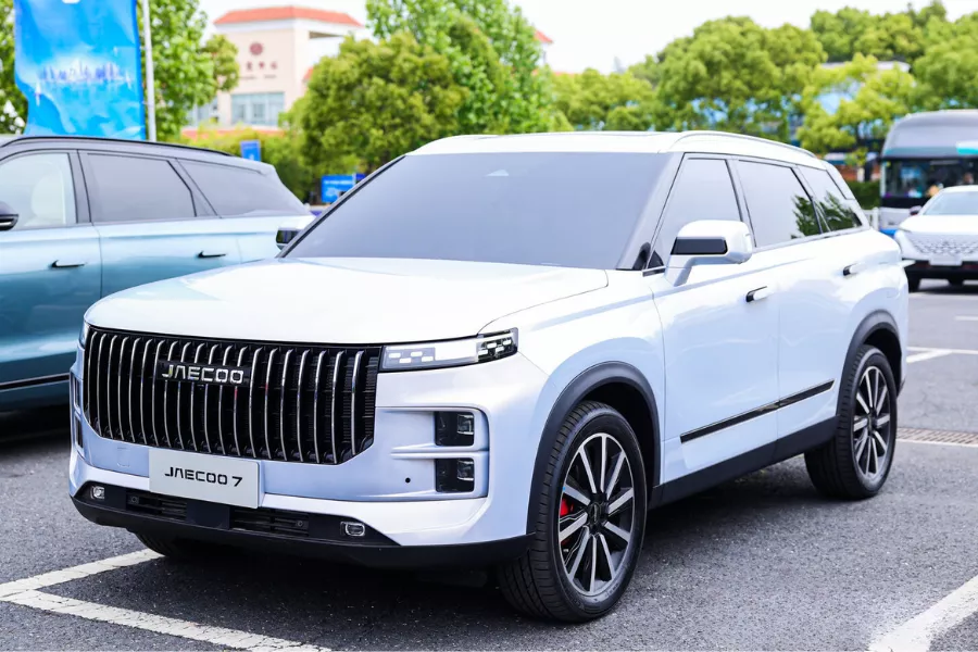 The Jaecoo 7 in the metal A picture of the Jaecoo 7 in a parking lot.