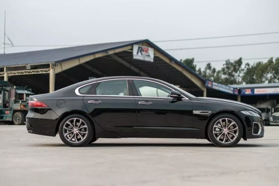 A picture of the side of the Jaguar XF