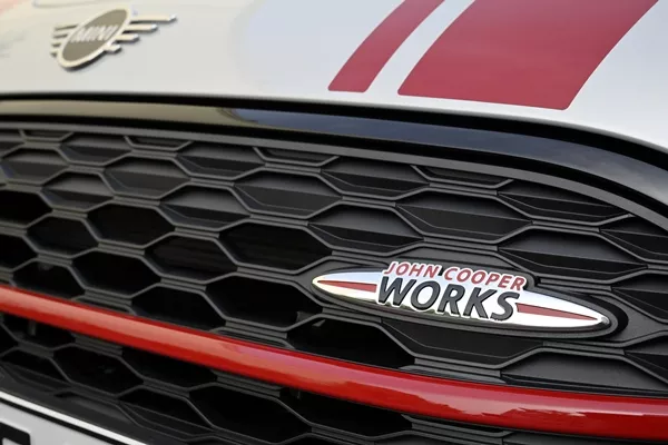 A red cross-member subdivides the newly designed radiator grille JCW logo