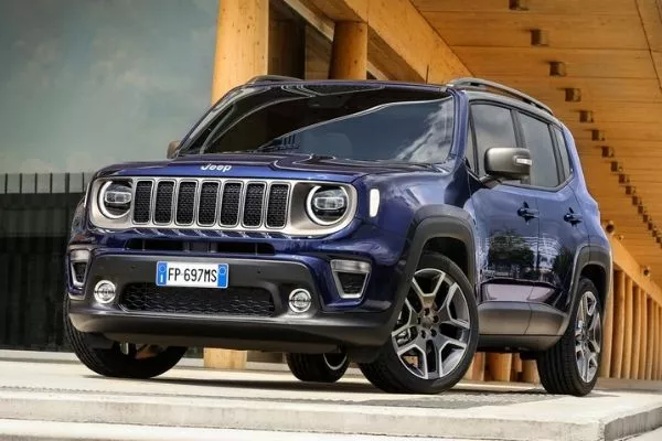 A picture of the Jeep Renegade near some city structures