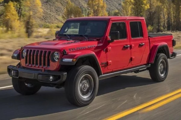 A picture of the Jeep Gladiator on the highway