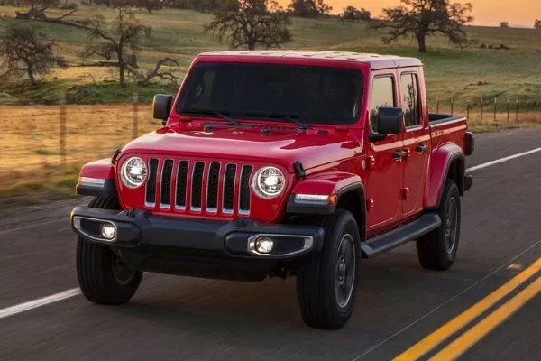 A picture of the Jeep Gladiator on the highway