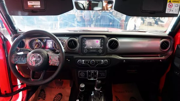 Jeep Wrangler 2019 dashboard area