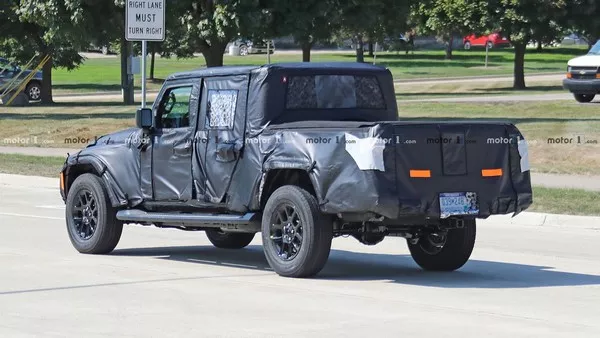 Spied Jeep Wrangler 2019 pick up angular rear