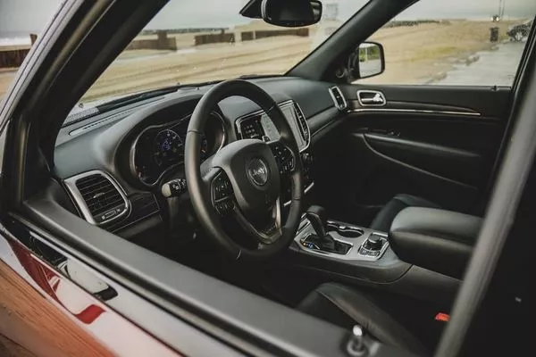2019 Jeep Grand Cherokee dashboar area