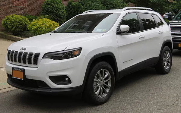 A view of the front of the 2019 Jeep Cherokee US version highlighting its face lift changes.