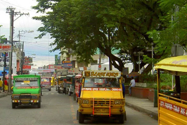 A picture of several PUJs in a provincial city