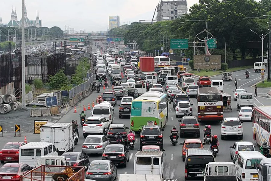 Heavy traffic on Commonwealth Avenue, Quezon City [Photo Joey O. Razon]