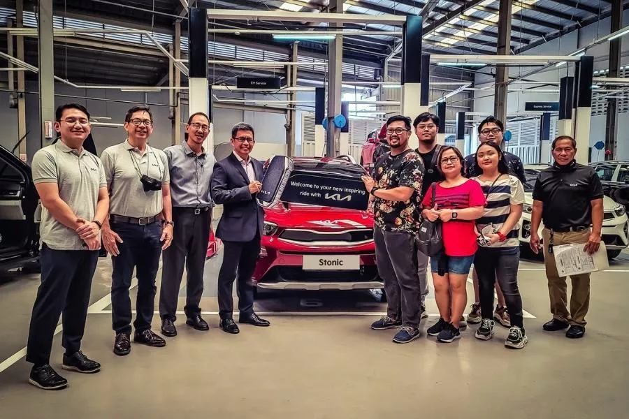 Kia Kawit dealership with a Stonic