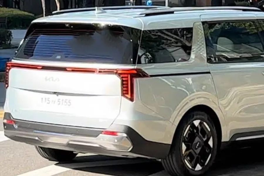 Kia Carnival rear view