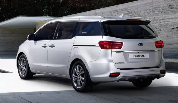 Kia Carnival 2018 facelift angular rear