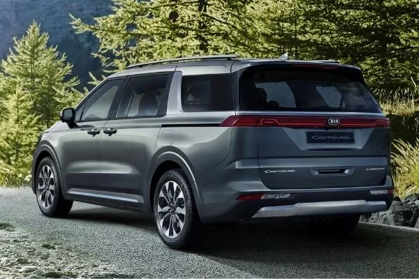 A picture of the rear of the 2021 Kia Carnival.