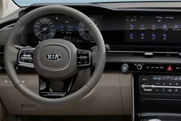 A picture of the 2021 Kia Carnival's dashboard.