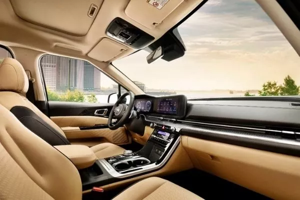 A picture of the 2021 Kia Carnival's front seats.