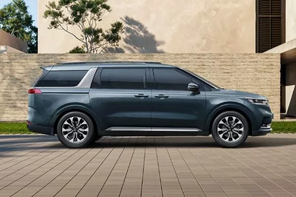 A picture of the side of the 2021 Kia Carnival