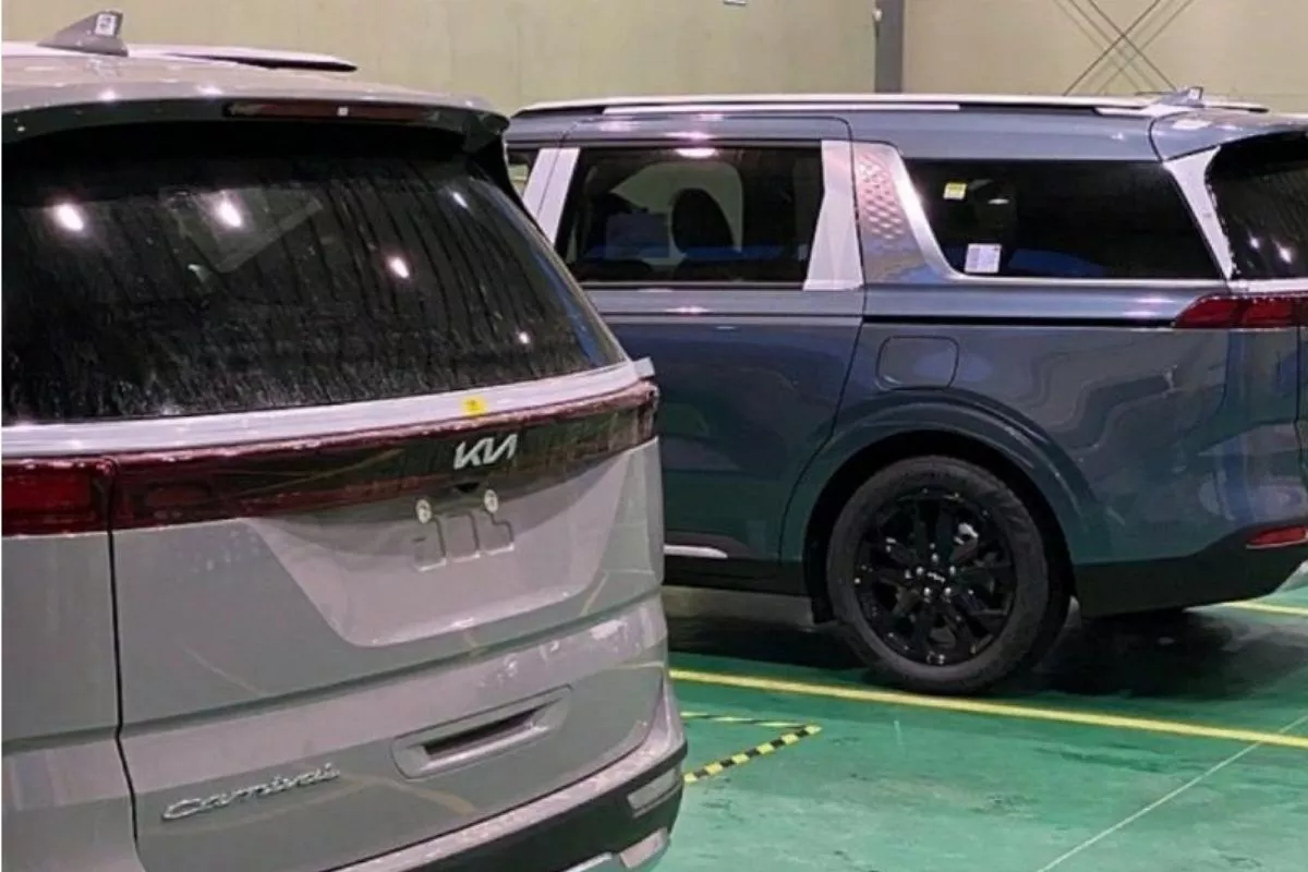 A picture of the new Carnival using the new Kia logo