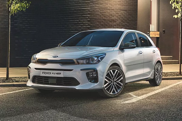 A picture of the 2021 Kia Rio on a parking lot at night