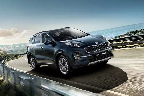 A Sportage driving up a mountain
