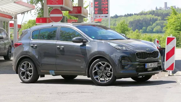 Kia Sportage facelift spy shot angular front