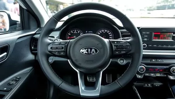The steering whell can be pulled toward drivers so that they can enjoy the most comfortable driving position Kia Rio 2017 Philippines steering wheel