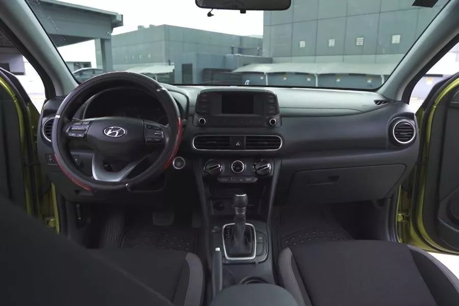 A picture of the Hyundai Kona's front cabin